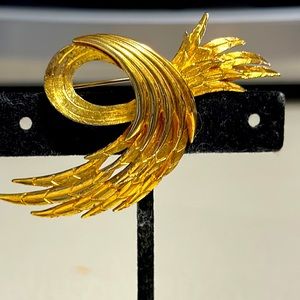 Vintage gold tone brushed and polished broach (537)